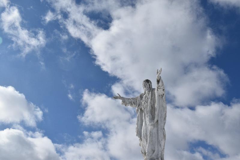 Le sacré-coeur sous un ciel bleu