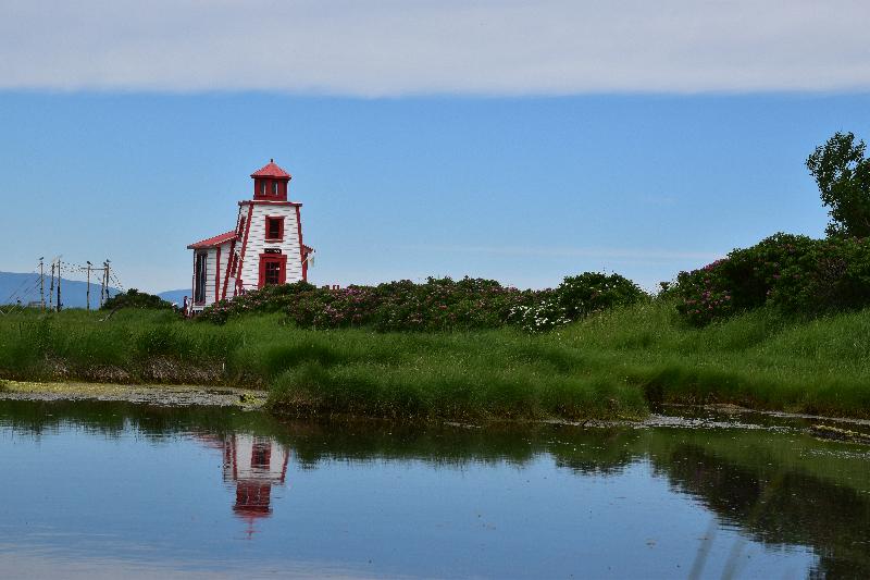 Reflet du petit phare dans l'étang