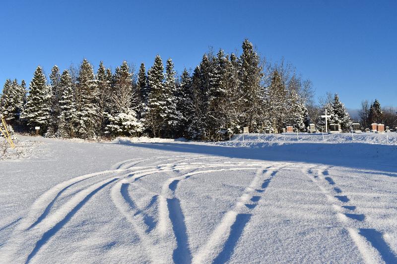 Des traces sur le route en hiver