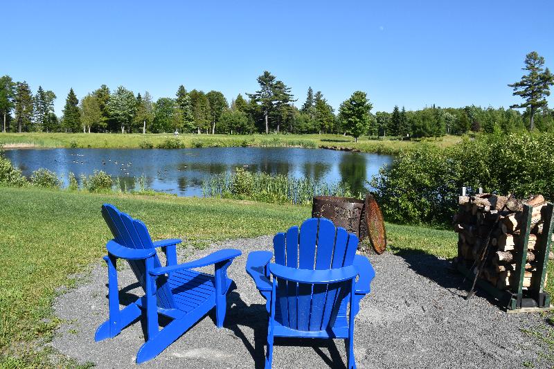 Des chaises en bordure du lac