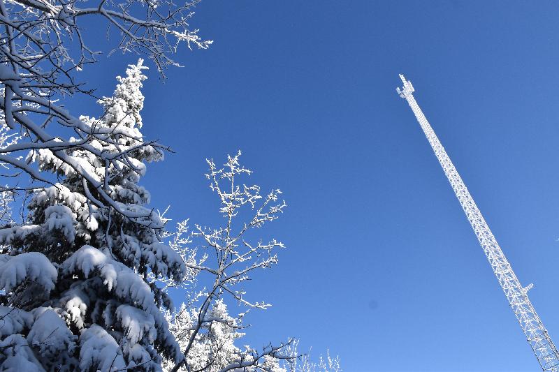 Une tour de communication en hiver