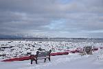 Un banc sur le quai en hiver