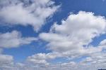 Des nuages dans un ciel d'été