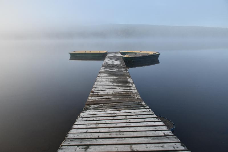 Le quai du lac à l'automne