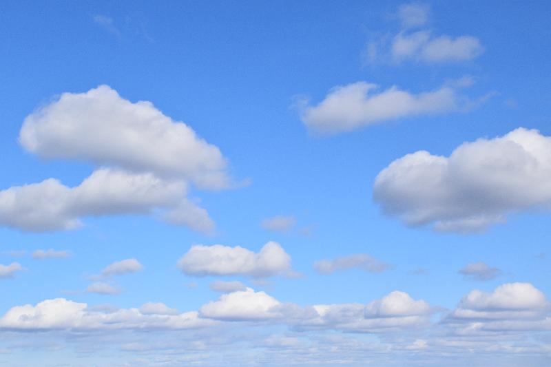 Des nuages dans un ciel d'été