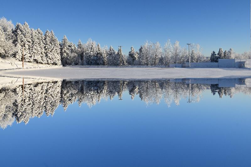 Reflet sur le lac en hiver