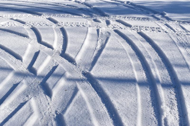 Des traces de pneus sur la route