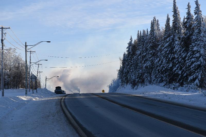 Une route de campagne en hiver