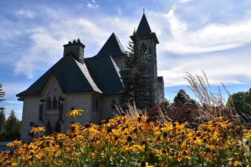 Le jardin de l'église en été