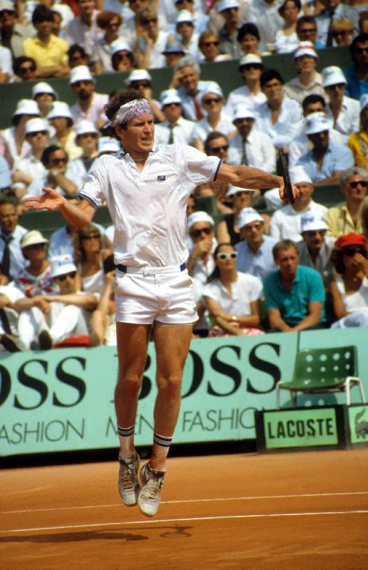 Photo du tennisman John Mc Enroe lors du tournoi de Roland Garros a Paris en 1985