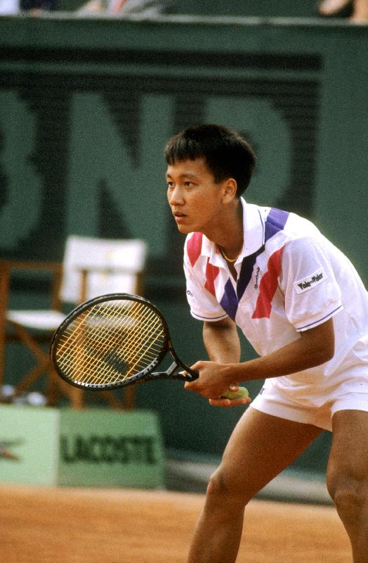 Photo Tennisman Mickael Chang Lors D'Un Match A Roland Garros Vainqueur Contre Ivan Lendl En 1989