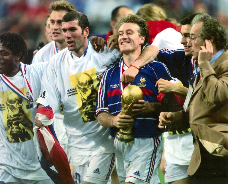 Photo Finale de la coupe du monde de football à Paris le 12 juillet 1998 : vainqueurs : les footballeurs français Zinedine Zidane et Didier Deschamps