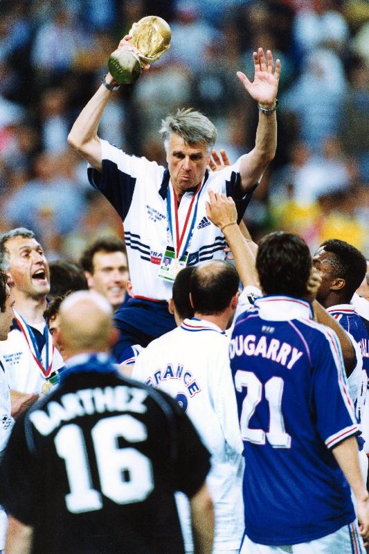 Photo Finale de la coupe du monde de la FIFA, Paris, 1998 Les footballeurs français avec Aime Jacquet