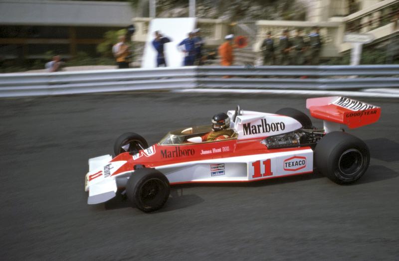 Photo formule 1 James Hunt dans une McLaren au GP de Monaco, 1976.