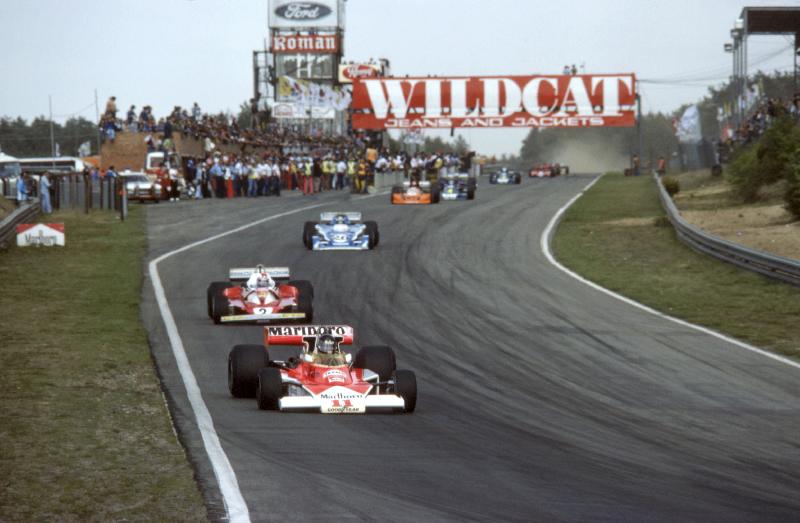 Photo formule 1 James Hunt dans une McLaren menant Clay Regazzoni dans une Ferrari et Jacques Laffite dans la Ligier. GP belge, Belgique 16 mai 1976.