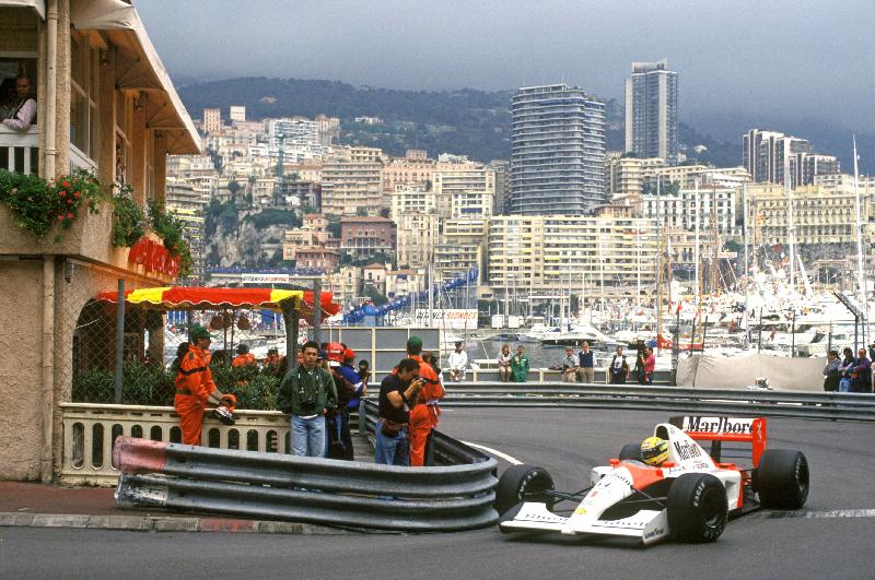 Photo formule 1  Ayrton Senna dans la McLaren Honda au coin La Rascasse en quittant le quai. Il a gagné la course. GP de Monaco, 12 mai 1991.