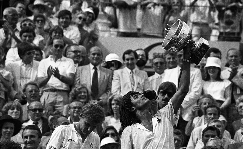 Photo Yannick Noah remporte l'Open de France Roland-Garros avec Mat Wilander, Paris, France, mai 1983