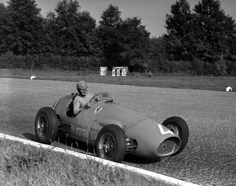 Photo Alberto Ascari sur Ferrari au Grand Prix de Formule 1 à Monza, Italie, 1953