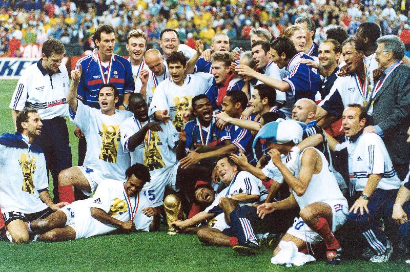 Photo vainqueur coupe du monde Paris, le 12 juillet 1998. Les bleus emportent la coupe du monde du football.