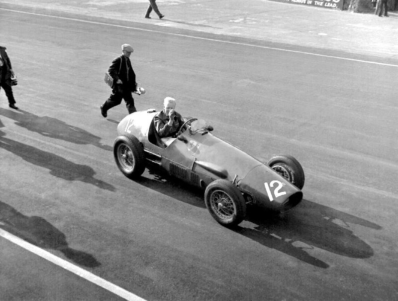 Photo formule 1  Mike Hawthorn dans une ferrari 500 est le vainqueur du trophée international, 1953