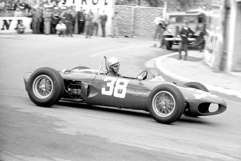 Photo formule 1 Lorenzo Bandini dans une ferrari à aiguiser, 1962