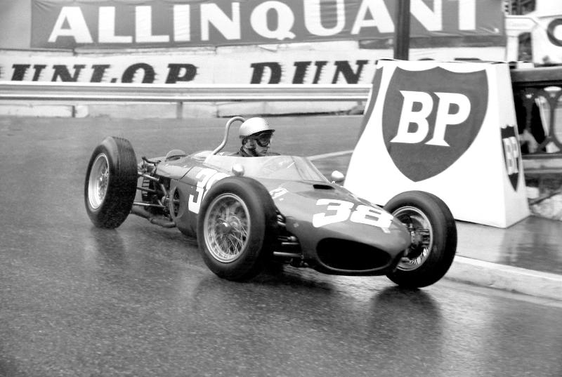 Photo formule 1 Lorenzo Bandini dans une station ferrari sharknose au Grand Prix de Monaco, 1962.