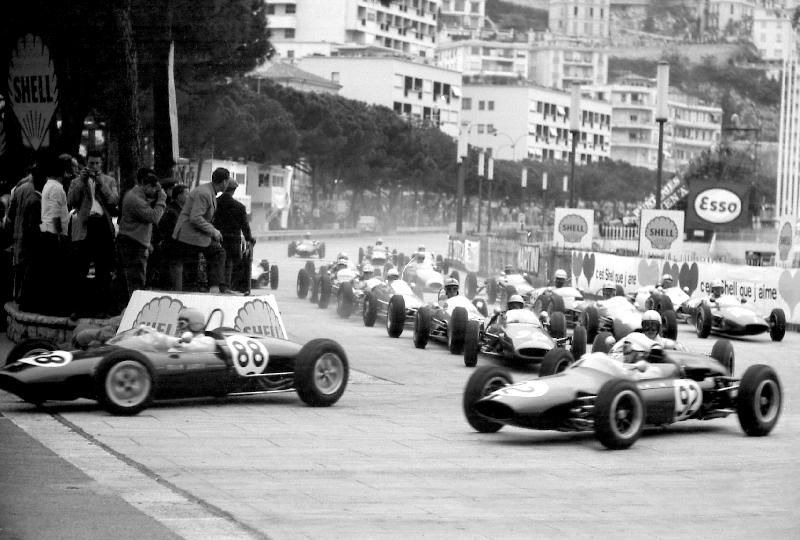 Photo formule 1 FJ Peter Arundell dans le lotus et Richard Attwood dans une tonnellère au début des gazoines, 1962