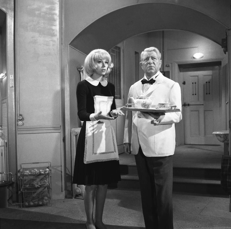 Mireille Darc and Jean Gabin Monsieur de Jean Paul Le Chanois 1964 Les Films Copernic / Les Films Corona