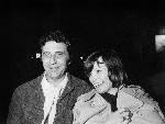 Le chanteur français Gibert Becaud et Janet Woolacott, 23 janvier 1975