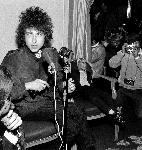 Photo de Bob Dylan lors d'une conférence de presse à la place de Johnny Hallyday avant son concert à l'Olympia, Neuilly-sur-Seine, Paris, 23 mai 1966