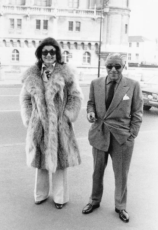 Photo Jackie Kennedy avec Aristote Onassis à Saint Germain en Laye, France, vers 1970 (photo)