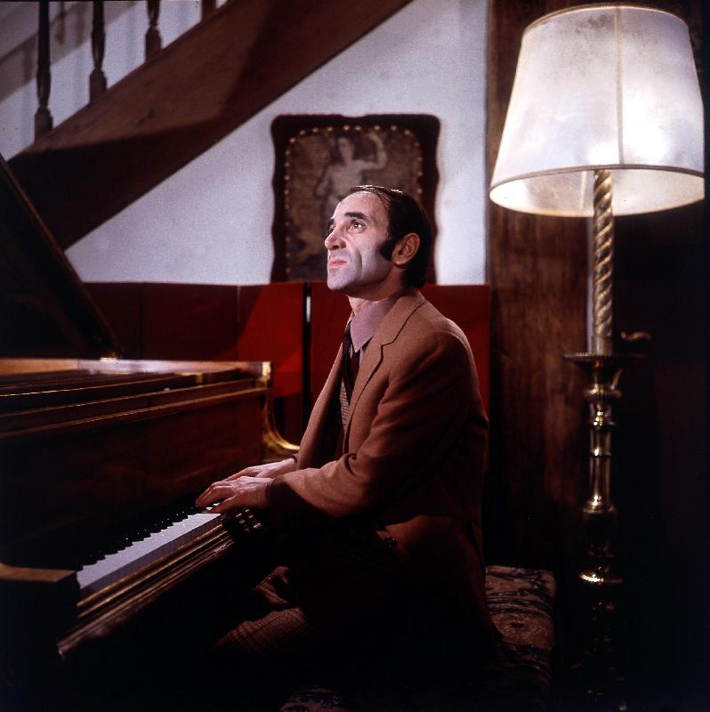 Photo Le chanteur Charles Aznavour à la maison pianoat, 1971 (photo)