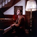 Photo Le chanteur Charles Aznavour à la maison pianoat, 1971 (photo)