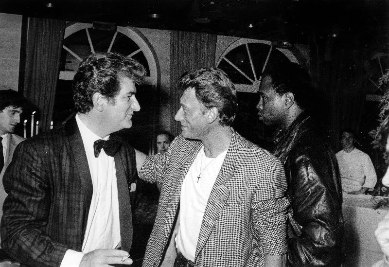 Photo Les chanteurs français Eddy Mitchell et Johnny Hallyday lors d'un gala de la mode, le 20 septembre 1985 (photo)