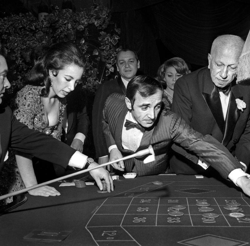 Photo Charles Aznavour jouant à la roulette 