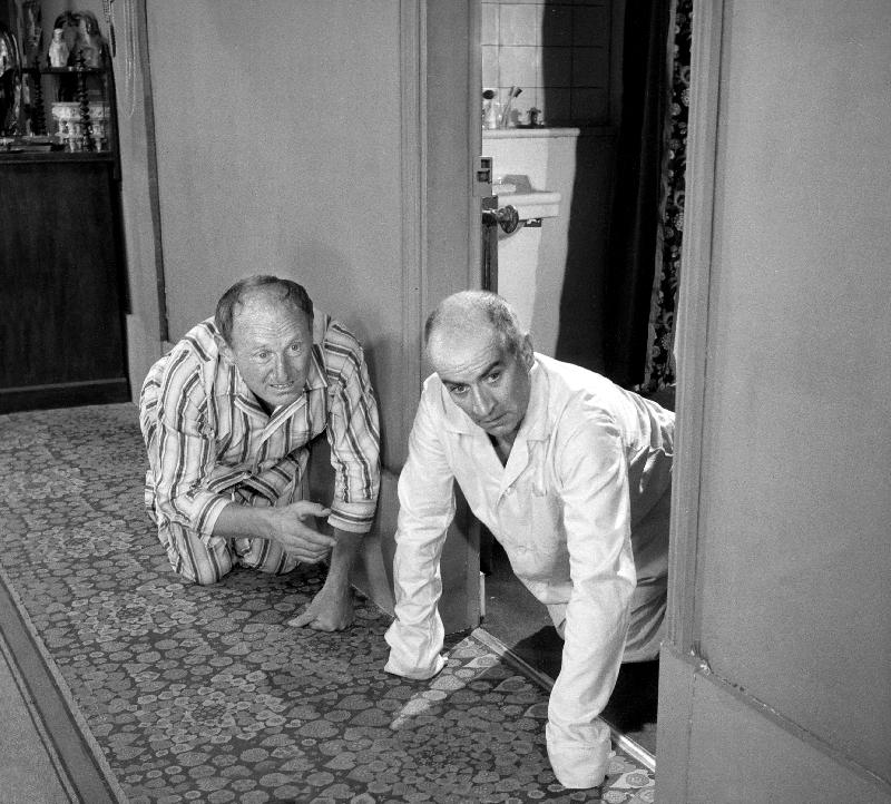 Photo Louis de Funes et Bourvil en pyjama a 4 pattes sur le tournage du film 