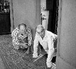 Photo Louis de Funes et Bourvil en pyjama a 4 pattes sur le tournage du film 