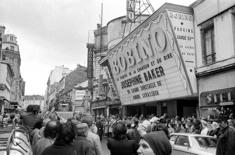 Photo La foule à l'extérieur de Bobino