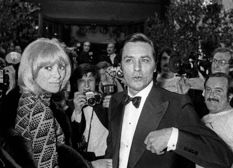 Photo Mireille Darc et Alain Delon arrivant au Gala des Artistes, Paris, 21 juin 1974 