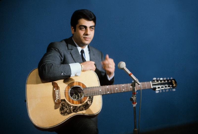 Photo du chanteur Enrico Macias avec sa guitare en 1967