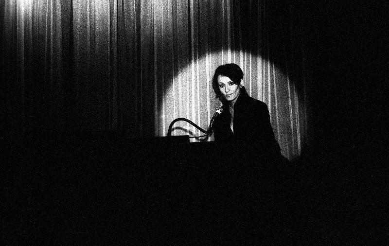 Photo de la chanteuse française Barbara sur scène dans un cabaret, Paris 1971 