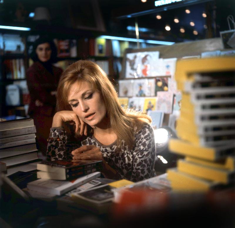 Photo de Dalida dans une librairie, vers 1968