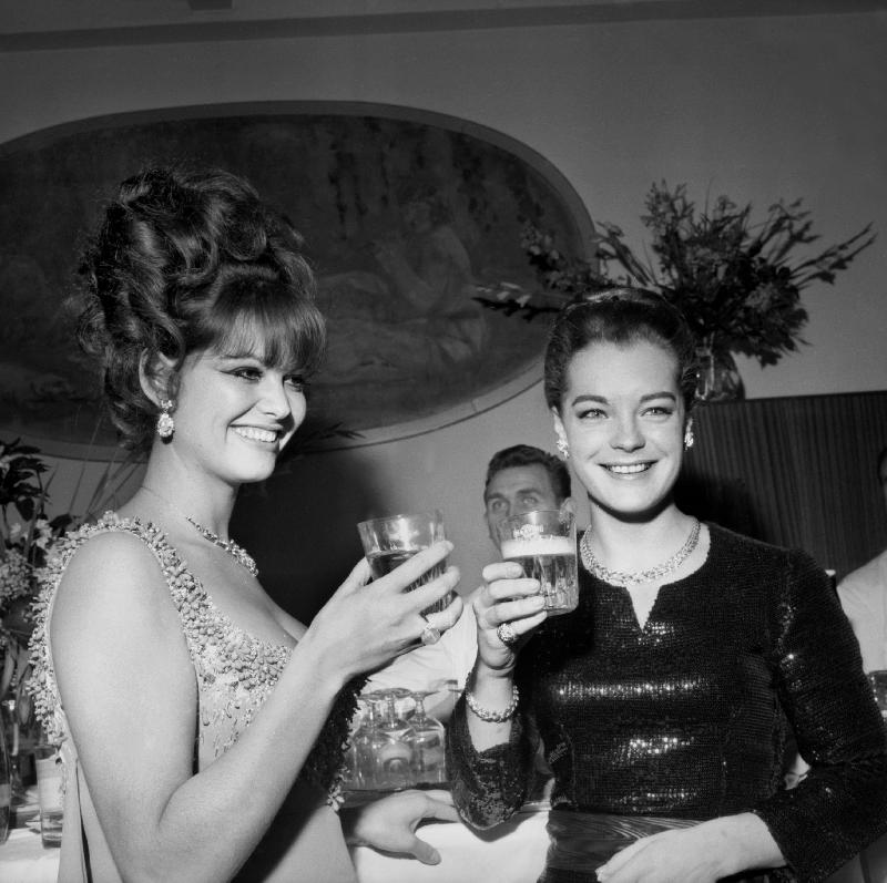 Photo Les actrices françaises Claudia Cardinale et Romy Schneider 