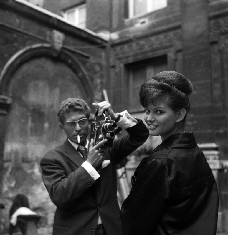 Photo Darry Cowl et Claudia Cardinale sur le tournage du film « The Lions Are Loose », 1961