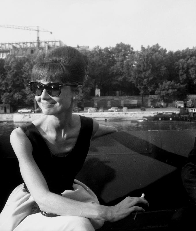 Photo de l'actrice Audrey Hepburn sur le décor Paris « Paris When It Sizzles » 13 juillet 1962 