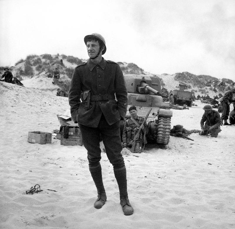 Photo Jean Paul Belmondo sur le tournage du film « Weekend » à Dunkerque, France, 1964