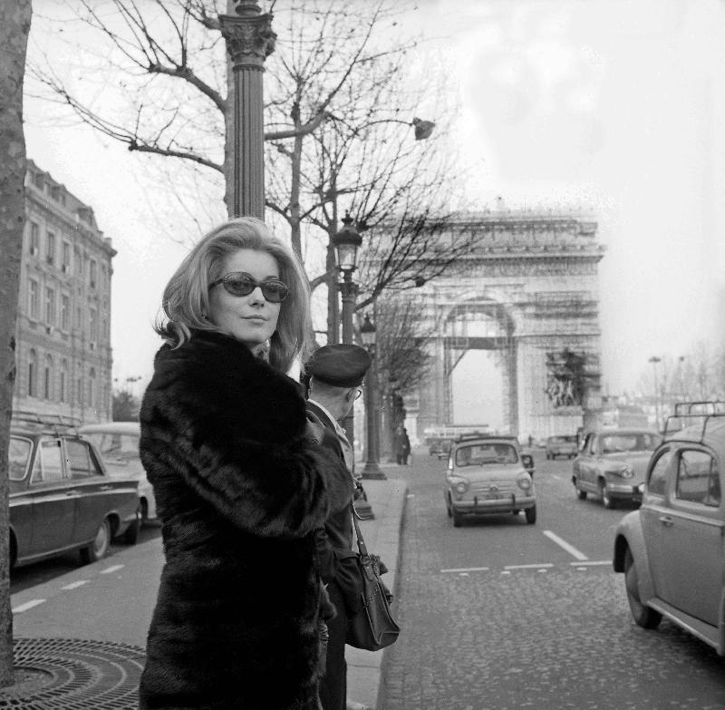 Photo Catherine Deneuve à la première du film « Repulsion », Paris, 7 janvier 1966