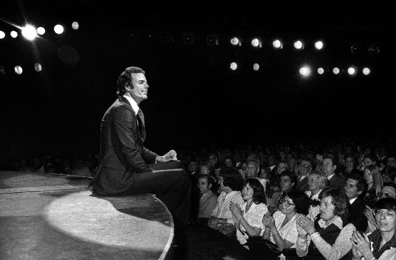 Photo du chanteur Julio Iglesias sur scène à l'Olympie, Paris, le 8 juin 1976