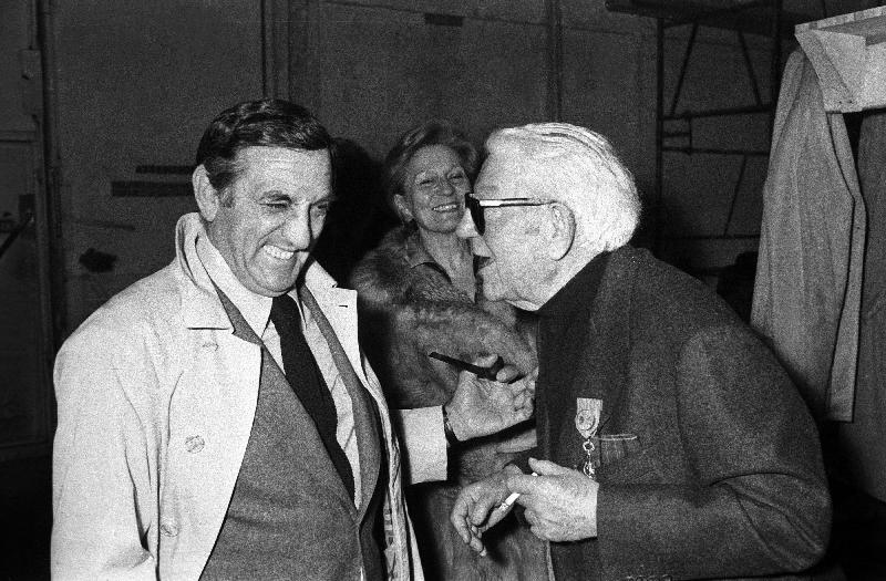 Photo Lino Ventura félicite l'acteur français Jean Gabin