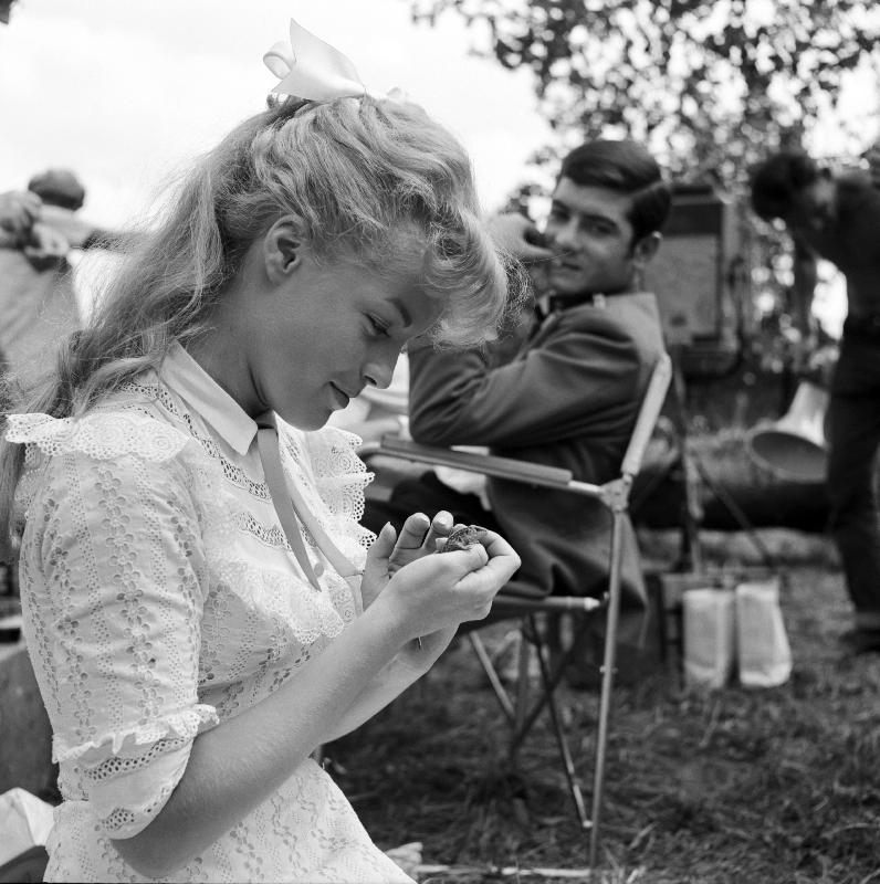 Photo film Christine, réalisé par Pierre Gaspard-Huit, 1958 Sur le plateau, Romy Schneider et Jean-Claude Brialy.